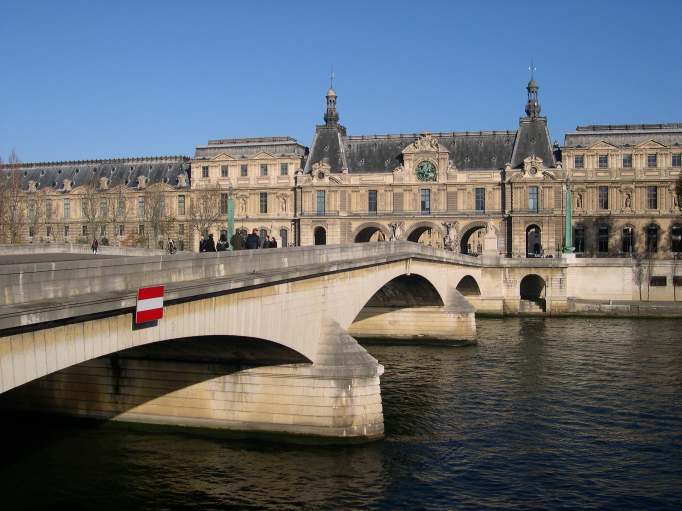  Musée du Louvre